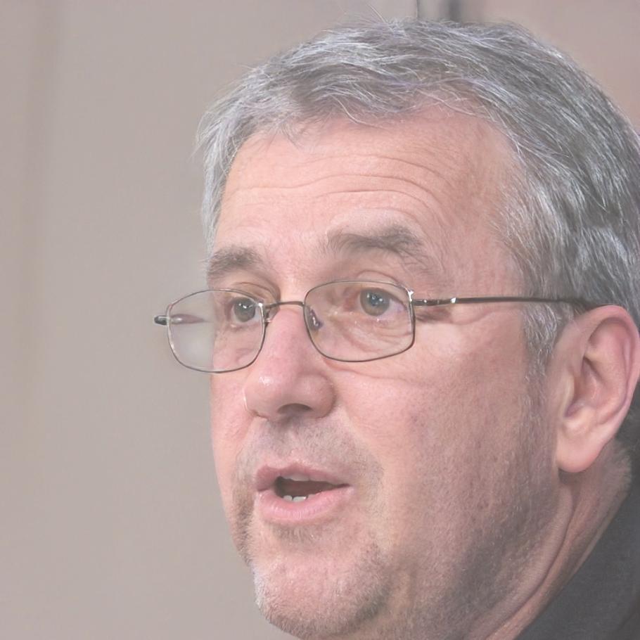 Portrait de Marc Dubois, expert en planification financière